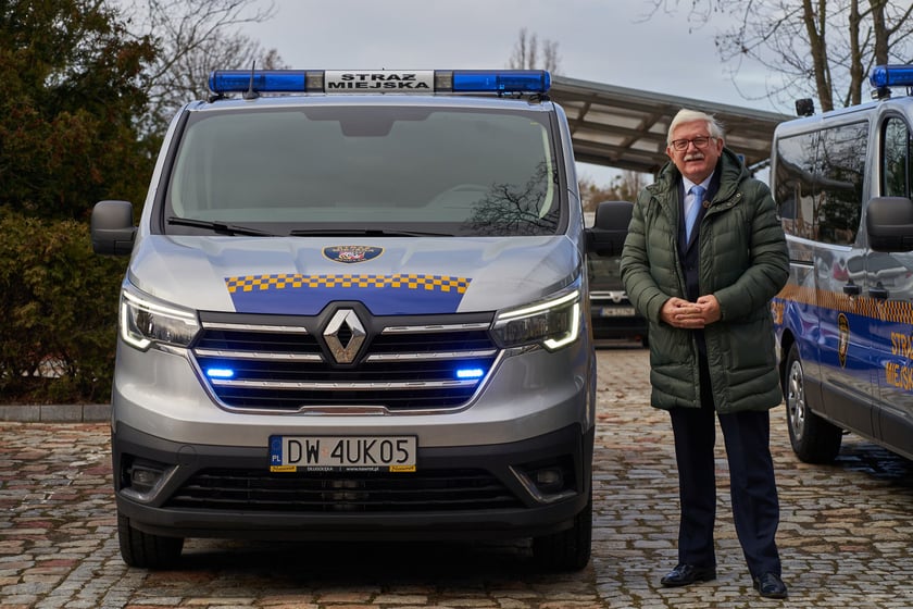 Przekazanie nowych radiowozów strażnikom miejskim z Wrocławia