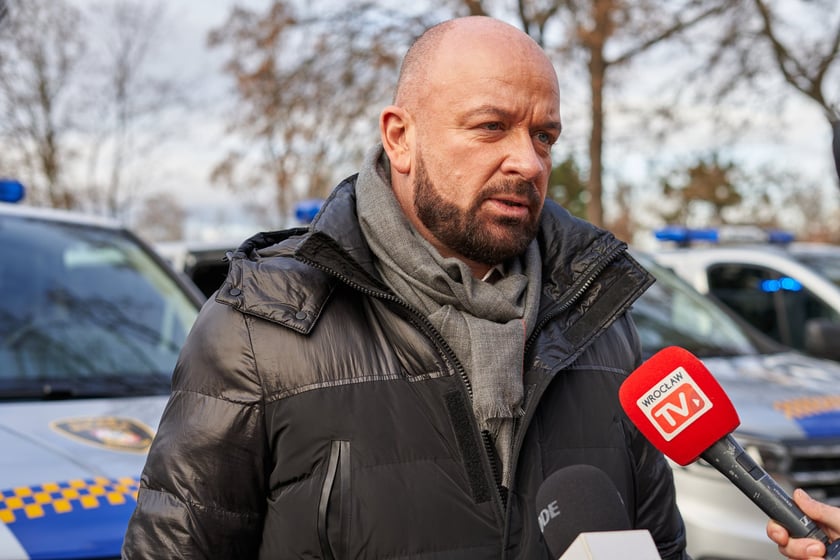 Przekazanie nowych radiowozów strażnikom miejskim z Wrocławia