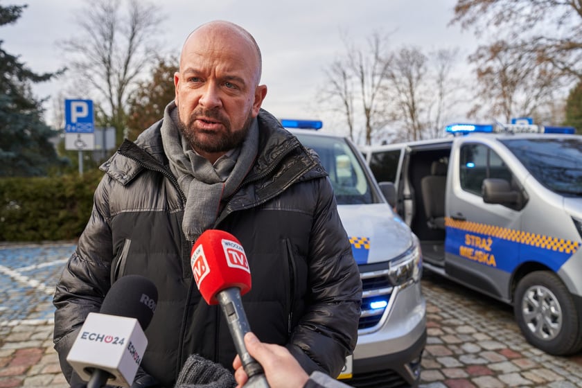 Przekazanie nowych radiowozów strażnikom miejskim z Wrocławia