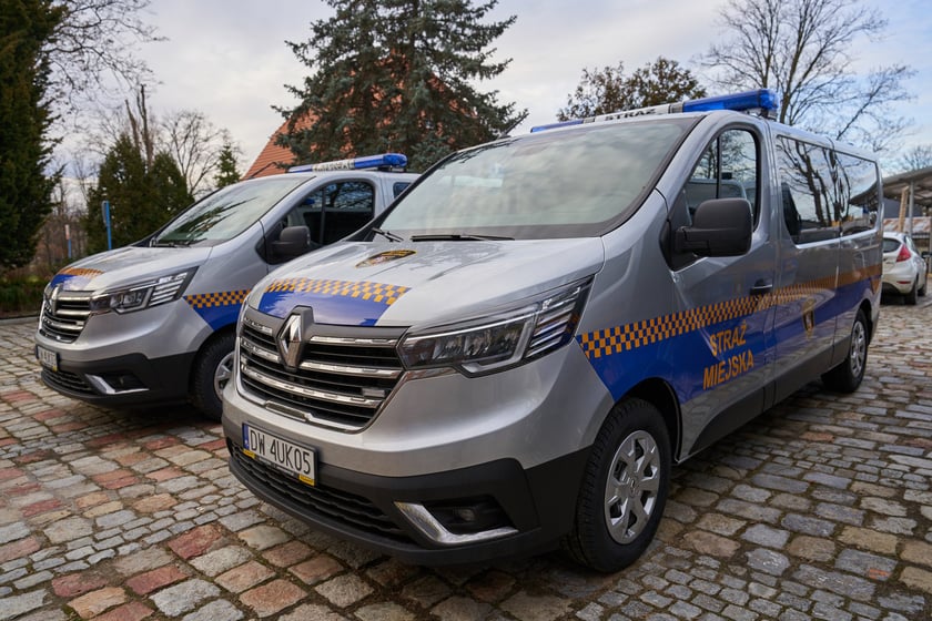 Przekazanie nowych radiowozów strażnikom miejskim z Wrocławia