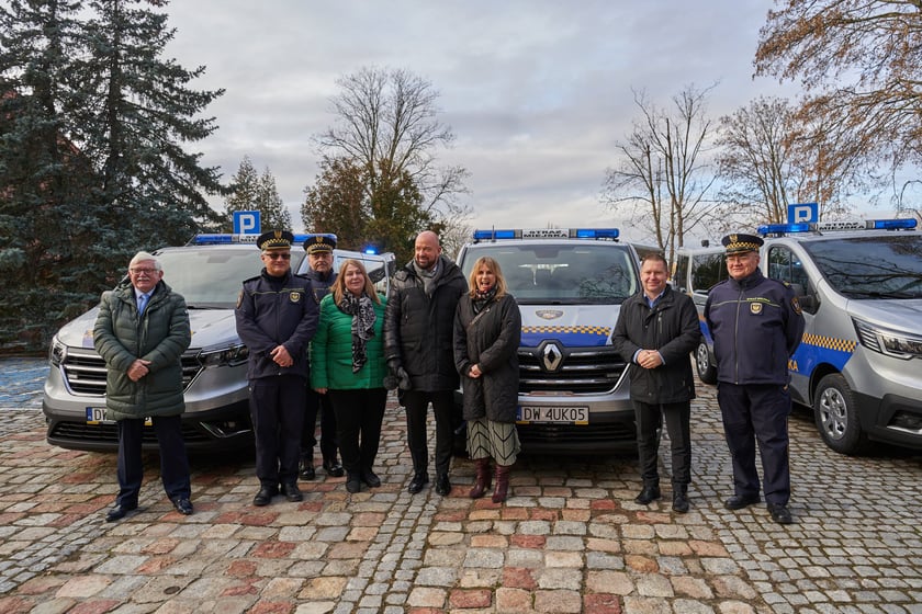 Przekazanie nowych radiowozów strażnikom miejskim z Wrocławia