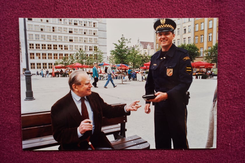 Na zdjęciach zbiory straży miejskiej. Tu archiwalna fotografia Czesława Miłosza, poety, noblisty (po lewej) ze strażnikiem miejskim