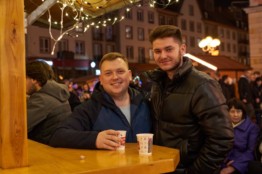 Sylwester 2022 na wrocławskim Rynku. Na zdjęciu widać ludzi, którzy w ostatnią noc 2022 roku bawili się na Jarmarku Bożonarodzeniowym we Wrocławiu