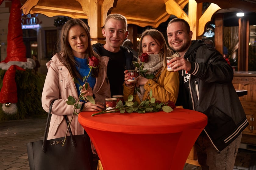 Sylwester 2022 na wrocławskim Rynku. Na zdjęciu widać ludzi, którzy w ostatnią noc 2022 roku bawili się na Jarmarku Bożonarodzeniowym we Wrocławiu