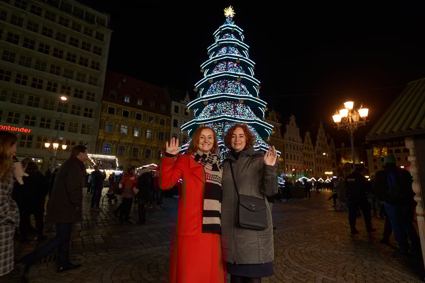Sylwester 2022 na wrocławskim Rynku. Na zdjęciu widać ludzi, którzy w ostatnią noc 2022 roku bawili się na Jarmarku Bożonarodzeniowym we Wrocławiu