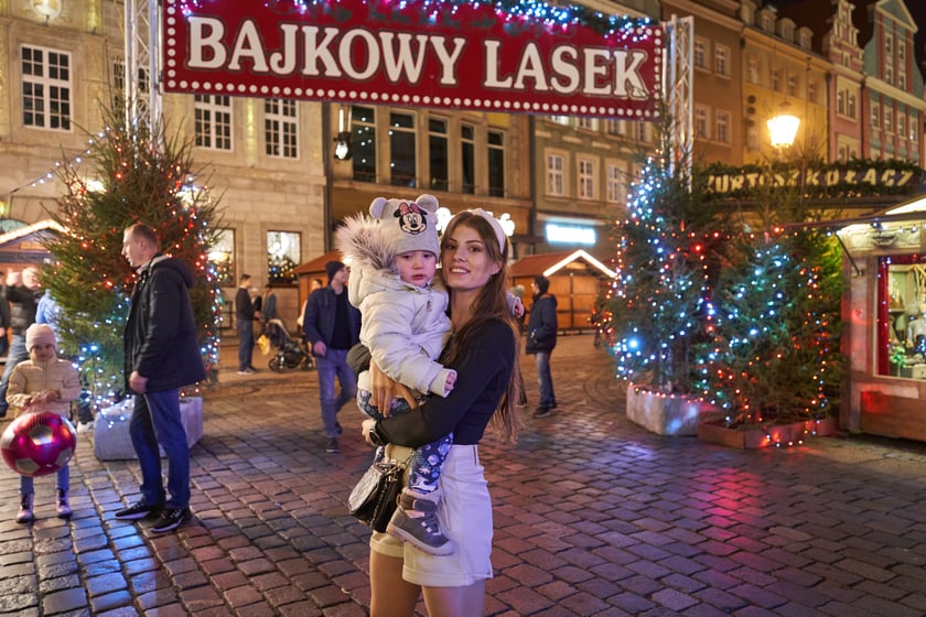 Sylwester 2022 na wrocławskim Rynku. Na zdjęciu widać ludzi, którzy w ostatnią noc 2022 roku bawili się na Jarmarku Bożonarodzeniowym we Wrocławiu