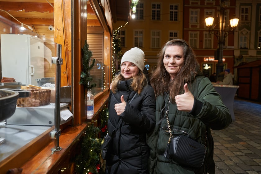 Sylwester 2022 na wrocławskim Rynku. Na zdjęciu widać ludzi, którzy w ostatnią noc 2022 roku bawili się na Jarmarku Bożonarodzeniowym we Wrocławiu