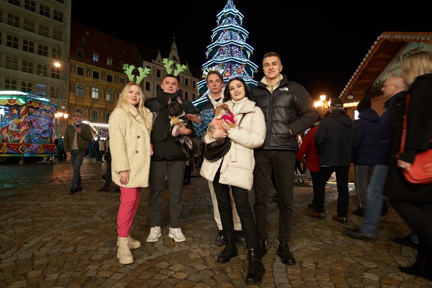 Sylwester 2022 na wrocławskim Rynku. Na zdjęciu widać ludzi, którzy w ostatnią noc 2022 roku bawili się na Jarmarku Bożonarodzeniowym we Wrocławiu