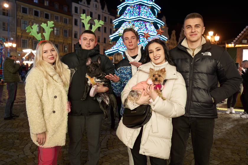 Sylwester 2022 na wrocławskim Rynku. Na zdjęciu widać ludzi, którzy w ostatnią noc 2022 roku bawili się na Jarmarku Bożonarodzeniowym we Wrocławiu
