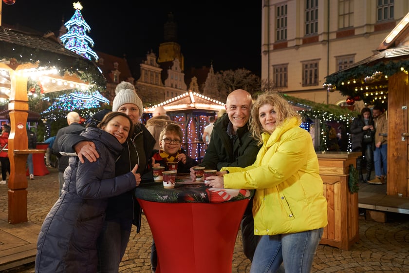 Sylwester 2022 na wrocławskim Rynku. Na zdjęciu widać ludzi, którzy w ostatnią noc 2022 roku bawili się na Jarmarku Bożonarodzeniowym we Wrocławiu