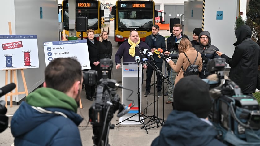 Na zdjęciu Krzysztof Balawejder, prezes MPK Wrocław, podczas konferencji prasowej 3 stycznia 2023 r.