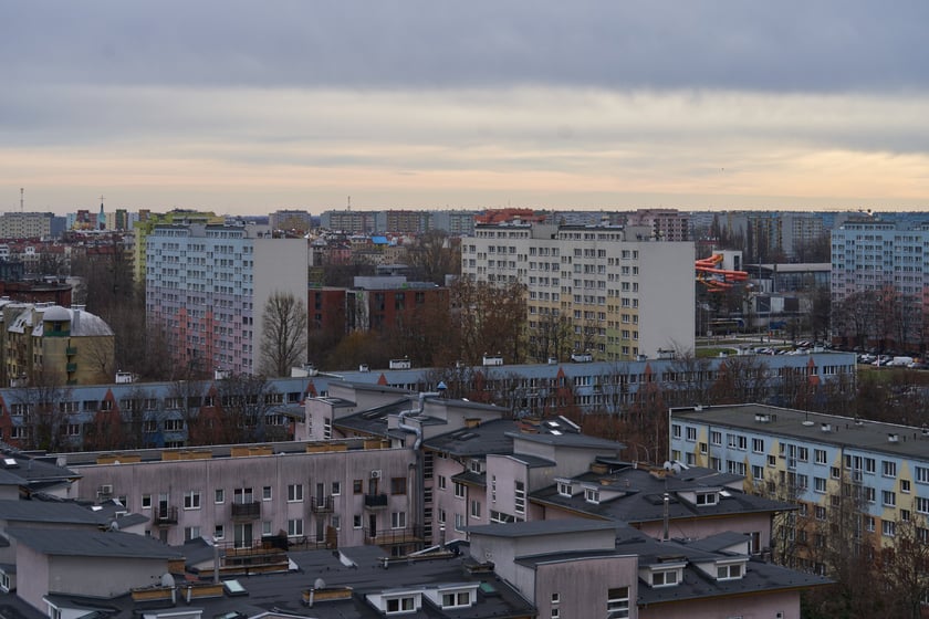 Wrocław widziany z biurowca Centrum Południe oraz widoki z ziemi na budynku przy Powstańców Śląskich