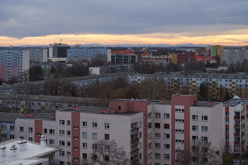Wrocław widziany z biurowca Centrum Południe oraz widoki z ziemi na budynku przy Powstańców Śląskich