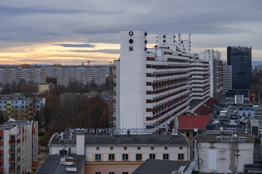Wrocław widziany z biurowca Centrum Południe oraz widoki z ziemi na budynku przy Powstańców Śląskich