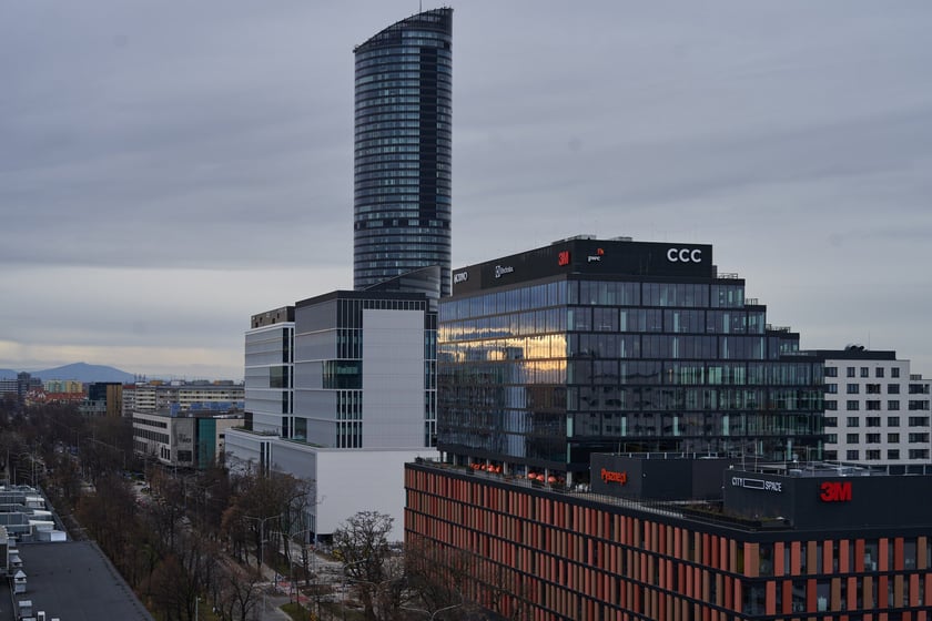 Wrocław widziany z biurowca Centrum Południe oraz widoki z ziemi na budynku przy Powstańców Śląskich