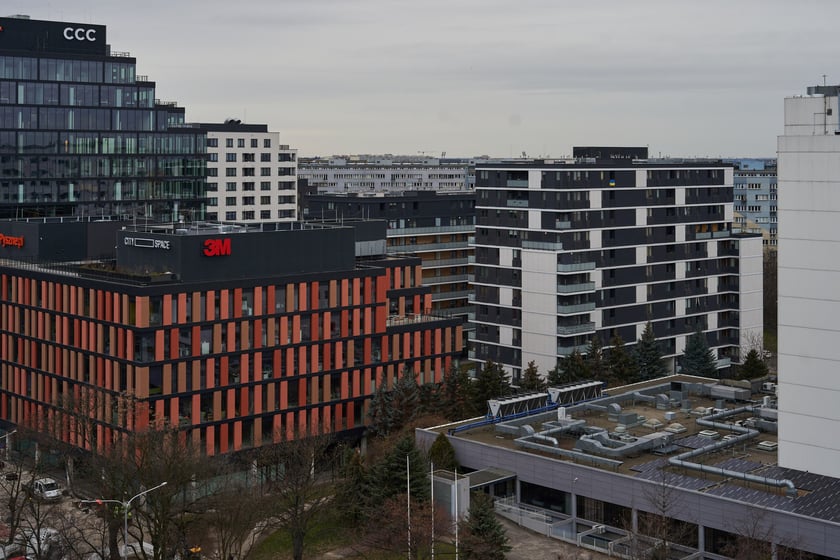 Wrocław widziany z biurowca Centrum Południe oraz widoki z ziemi na budynku przy Powstańców Śląskich