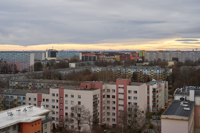 Wrocław widziany z biurowca Centrum Południe oraz widoki z ziemi na budynku przy Powstańców Śląskich