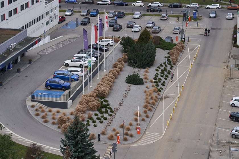 Wrocław widziany z biurowca Centrum Południe oraz widoki z ziemi na budynku przy Powstańców Śląskich