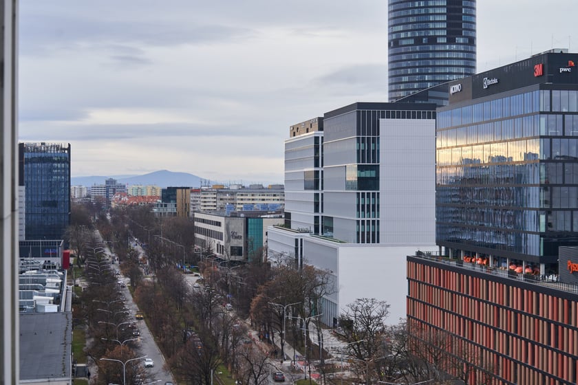 Wrocław widziany z biurowca Centrum Południe oraz widoki z ziemi na budynku przy Powstańców Śląskich