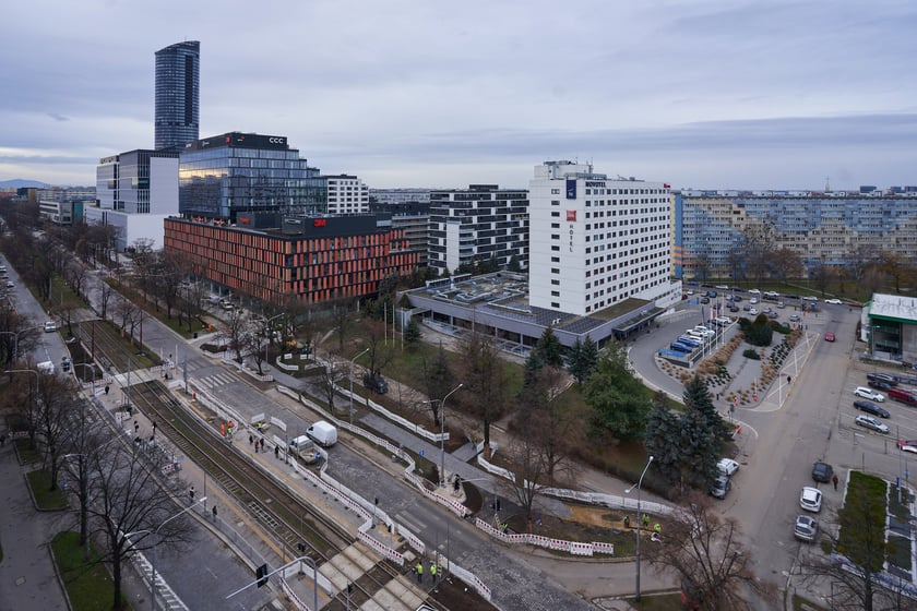 Wrocław widziany z biurowca Centrum Południe oraz widoki z ziemi na budynku przy Powstańców Śląskich