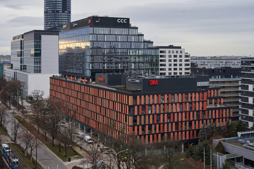 Wrocław widziany z biurowca Centrum Południe oraz widoki z ziemi na budynku przy Powstańców Śląskich