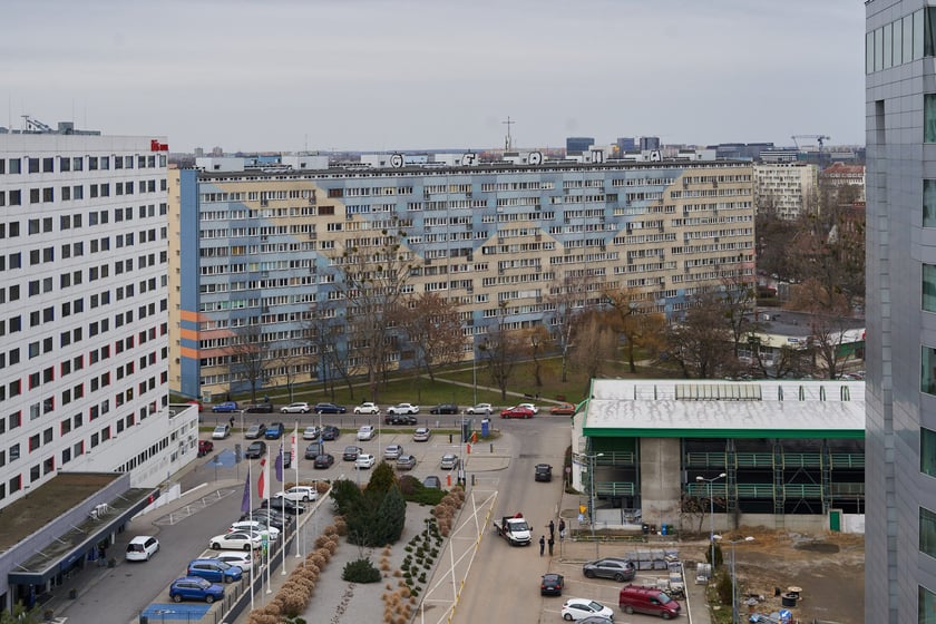 Wrocław widziany z biurowca Centrum Południe oraz widoki z ziemi na budynku przy Powstańców Śląskich