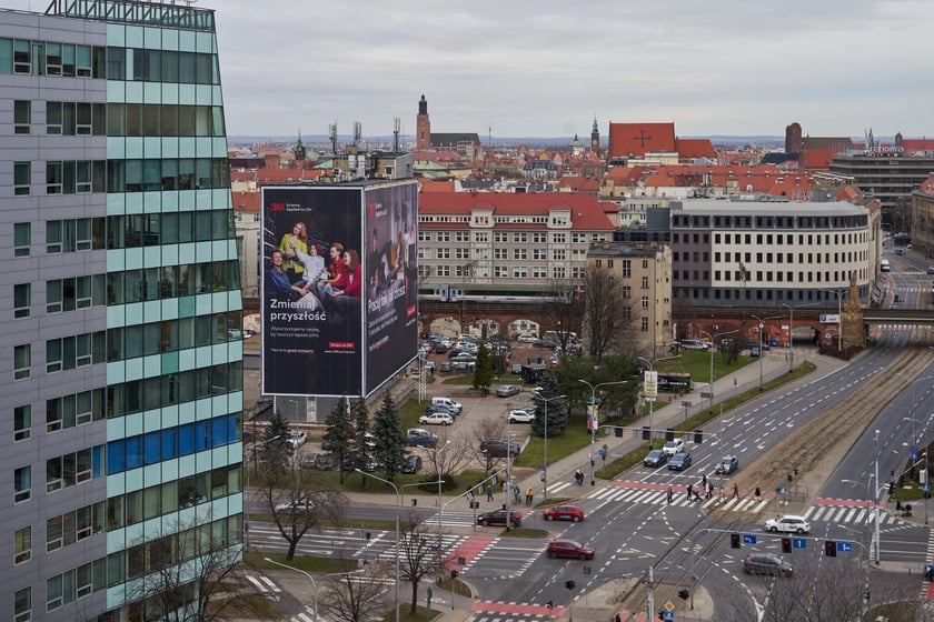 Wrocław widziany z biurowca Centrum Południe oraz widoki z ziemi na budynku przy Powstańców Śląskich