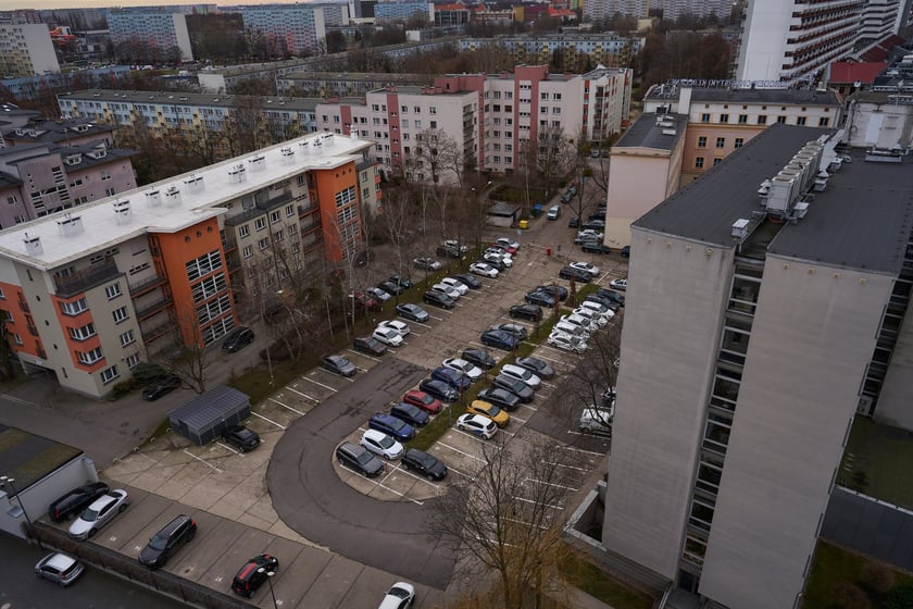 Wrocław widziany z biurowca Centrum Południe oraz widoki z ziemi na budynku przy Powstańców Śląskich