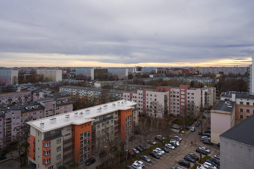 Wrocław widziany z biurowca Centrum Południe oraz widoki z ziemi na budynku przy Powstańców Śląskich