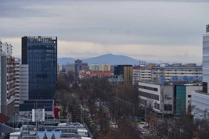Wrocław widziany z biurowca Centrum Południe oraz widoki z ziemi na budynku przy Powstańców Śląskich