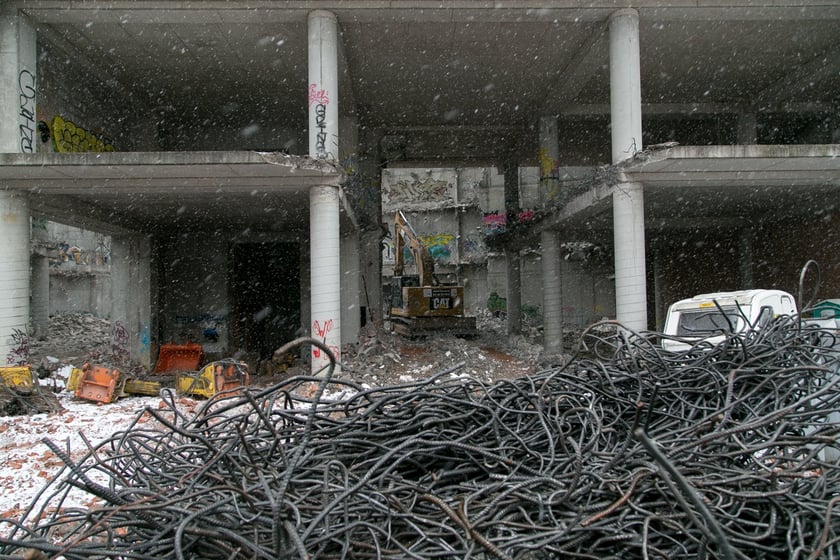 Na zdjęciu rozbiórka dawnego parkingu, zwanego szkieletorem