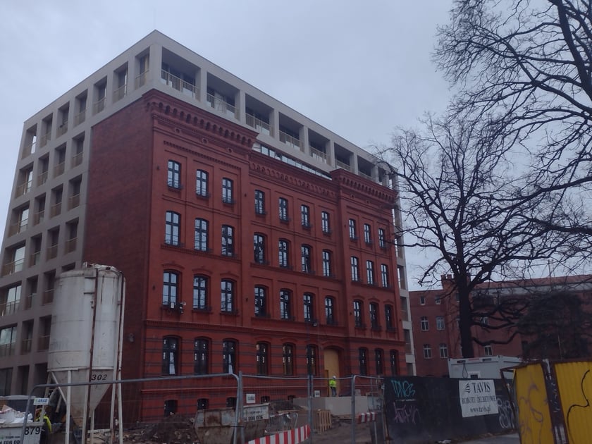Nowe budynki mieszkalne przy Drobnera we Wrocławiu - zdjęcie ze stycznia 2023.