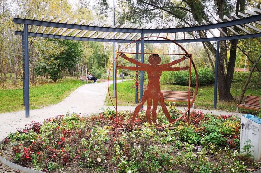 Rzeźba człowieka witruwiańskiego w parku na Gądowie