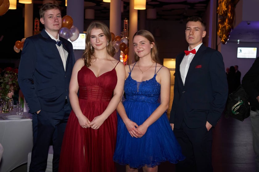 Na zdjęciu uczniowie LO nr VII im. K.K. Baczyńskiego we Wrocławiu podczas studniówki na Tarczyński Arena - 13 stycznia 2023 r.