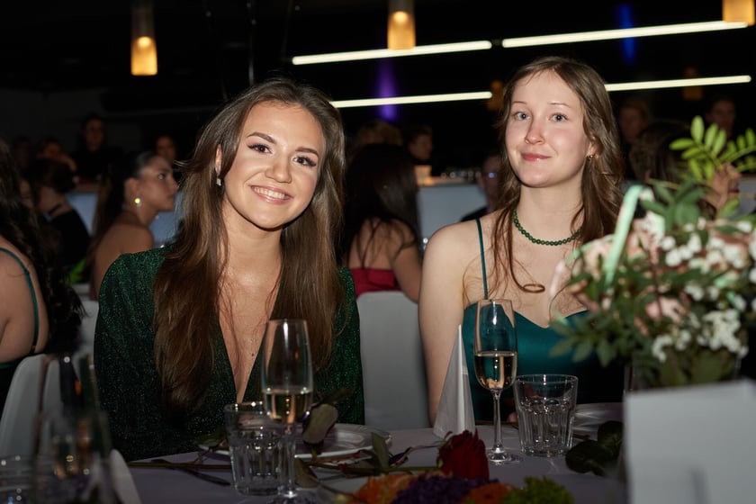 Na zdjęciu uczniowie LO nr VII im. K.K. Baczyńskiego we Wrocławiu podczas studniówki na Tarczyński Arena - 13 stycznia 2023 r.