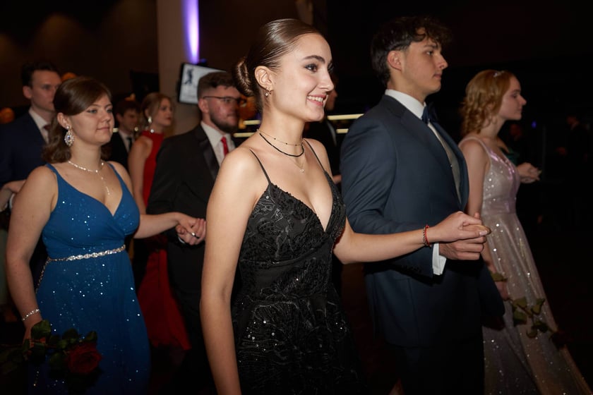 Na zdjęciu uczniowie LO nr VII im. K.K. Baczyńskiego we Wrocławiu podczas studniówki na Tarczyński Arena - 13 stycznia 2023 r.