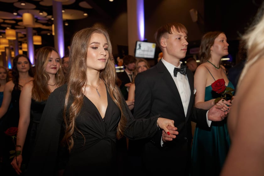 Na zdjęciu uczniowie LO nr VII im. K.K. Baczyńskiego we Wrocławiu podczas studniówki na Tarczyński Arena - 13 stycznia 2023 r.