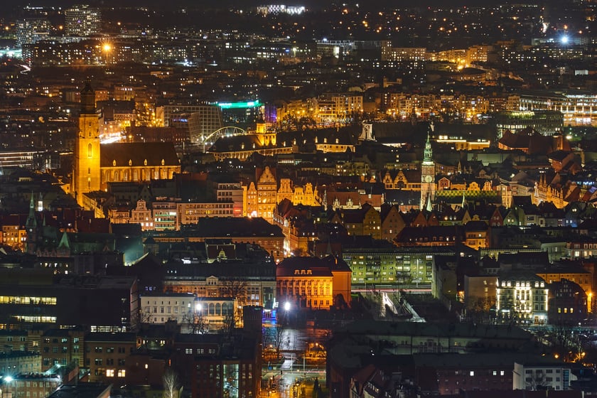 Na zdjęciu panorama Wrocławia nocą ze szczytu Sky Tower