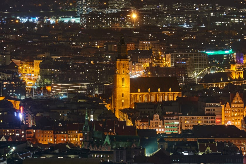 Na zdjęciu panorama Wrocławia nocą ze szczytu Sky Tower