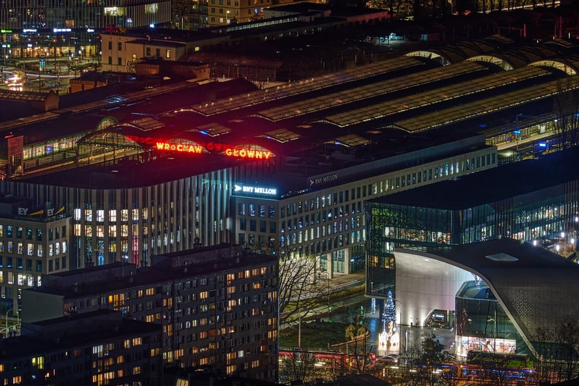 Na zdjęciu panorama Wrocławia nocą ze szczytu Sky Tower