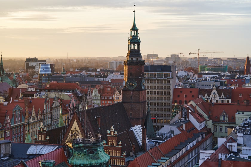 Panorama Wrocławia o zachodzie słońca z mostku Pokutnic