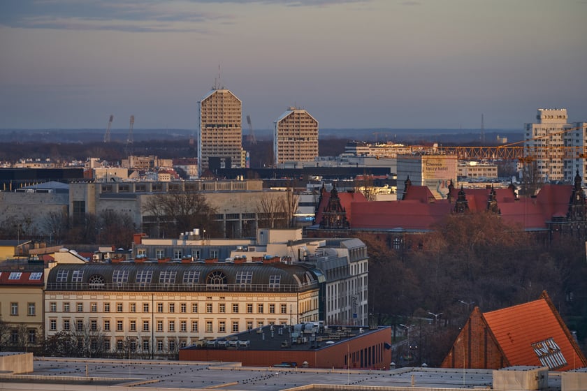 Panorama Wrocławia o zachodzie słońca z mostku Pokutnic