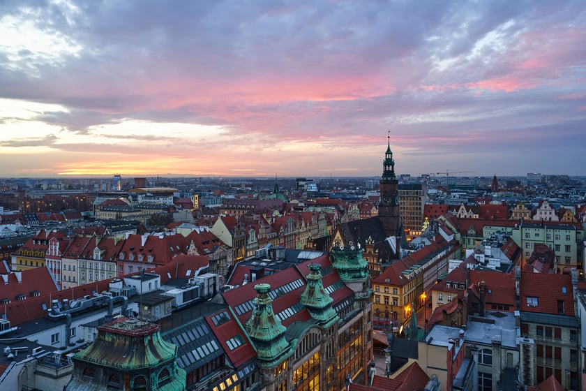 Panorama Wrocławia o zachodzie słońca z mostku Pokutnic