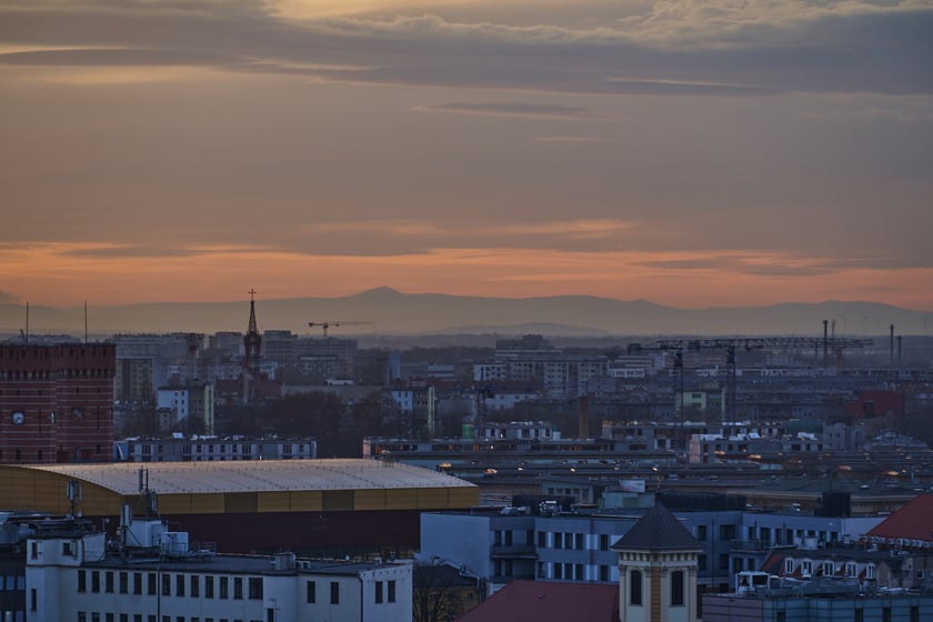 Panorama Wrocławia o zachodzie słońca z mostku Pokutnic