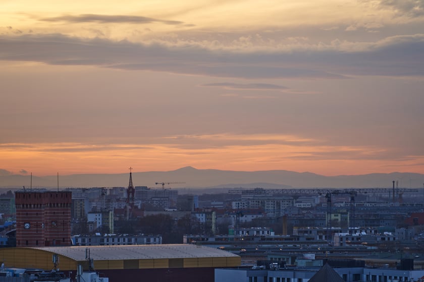 Panorama Wrocławia o zachodzie słońca z mostku Pokutnic