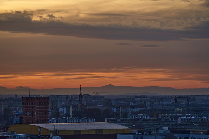 Panorama Wrocławia o zachodzie słońca z mostku Pokutnic