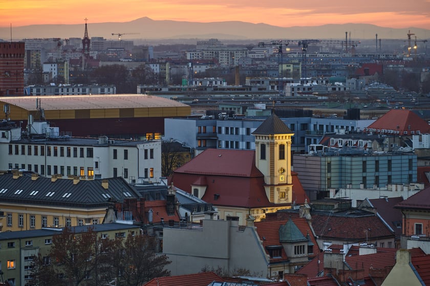 Panorama Wrocławia o zachodzie słońca z mostku Pokutnic