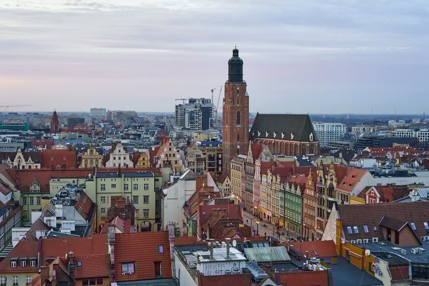 Panorama Wrocławia o zachodzie słońca z mostku Pokutnic