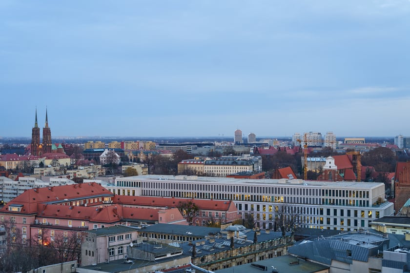 Panorama Wrocławia o zachodzie słońca z mostku Pokutnic