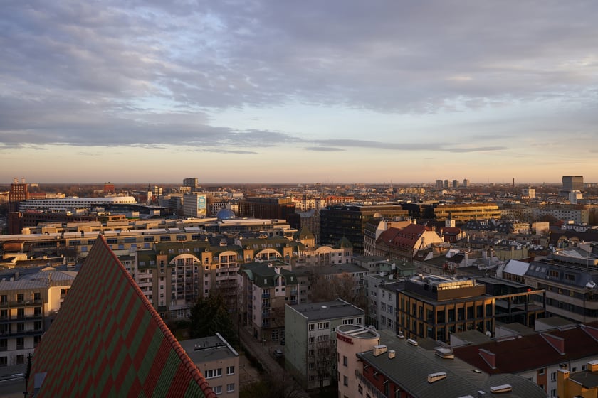 Panorama Wrocławia o zachodzie słońca z mostku Pokutnic